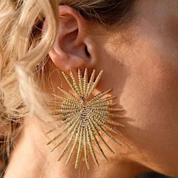 Throne gold starburst heart shaped fan earrings; nwot - Picture 7 of 8